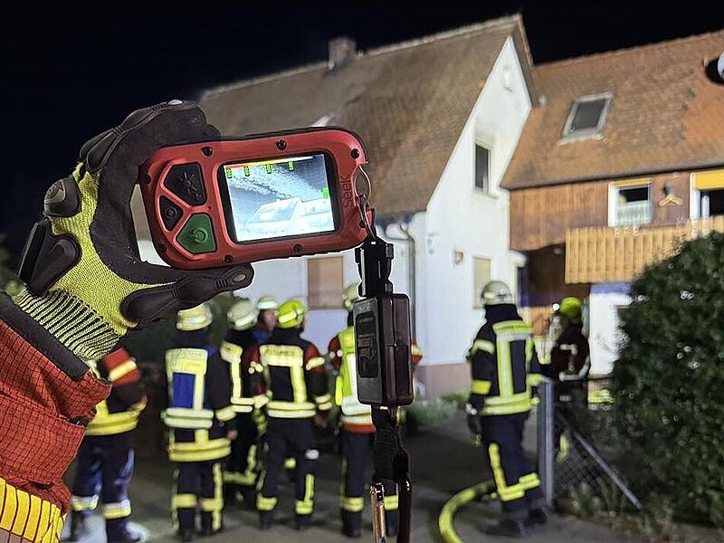 Sie h&auml;tten sterben k&ouml;nnen. Aber auch sollen? Vor dem Landgericht Bamberg beginnt nun der Prozess um den Brand in Effeltrich im Herbst 2025. Im Fokus: eine 44-J&auml;hrige. Sie soll vorgehabt haben, ihren Vater und ihre Gro&szlig;mutter zu t&ouml;ten. Angesetzt sind f&uuml;nf Verhandlungstage.