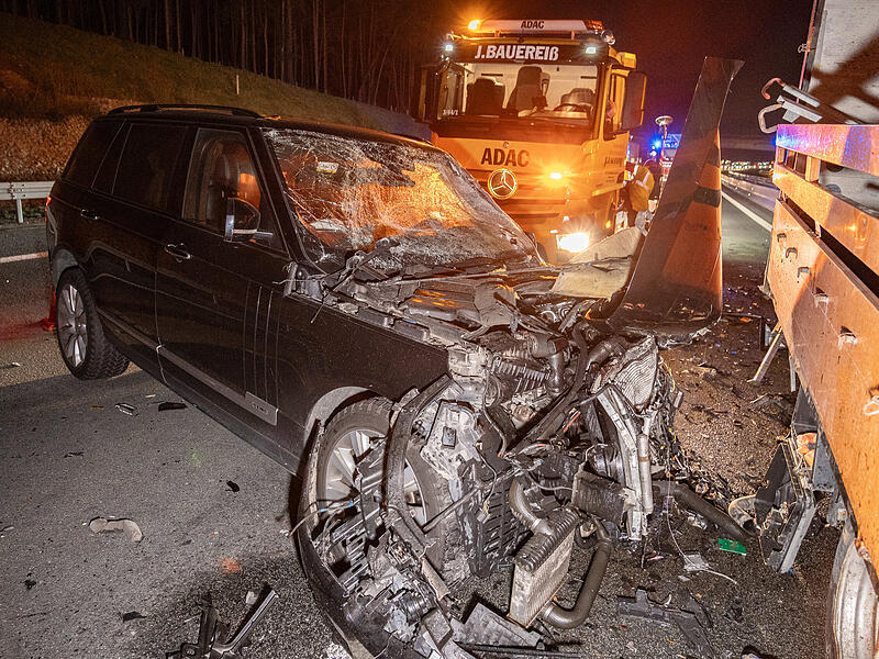 Land Rover kracht in Warnanh&auml;nger: Fahrer mittelschwer verletzt &ndash; Mindestens 100.000 Euro SchadenLandrover Warnanh&auml;nger A3