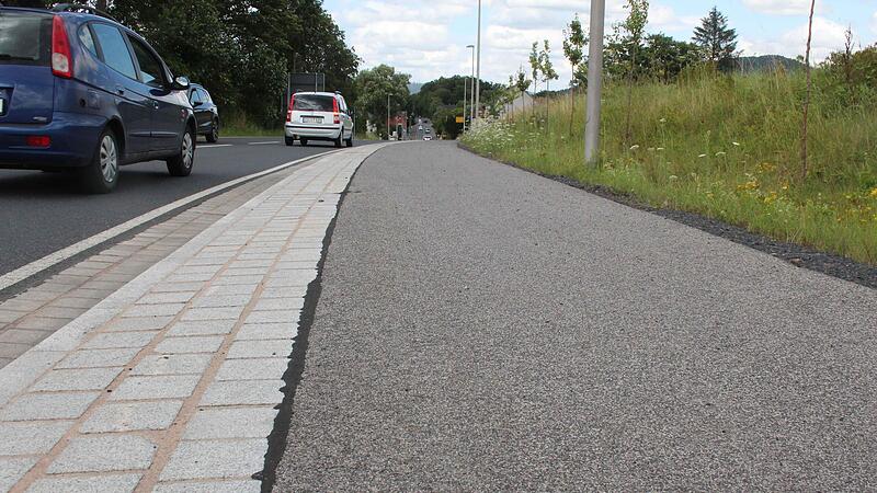 Zuk&uuml;nftig d&uuml;rfen auch Radfahrer den Gehweg zwischen dem Kreisel Haarbr&uuml;cken und dem Ortseingang Haarbr&uuml;cken benutzen.