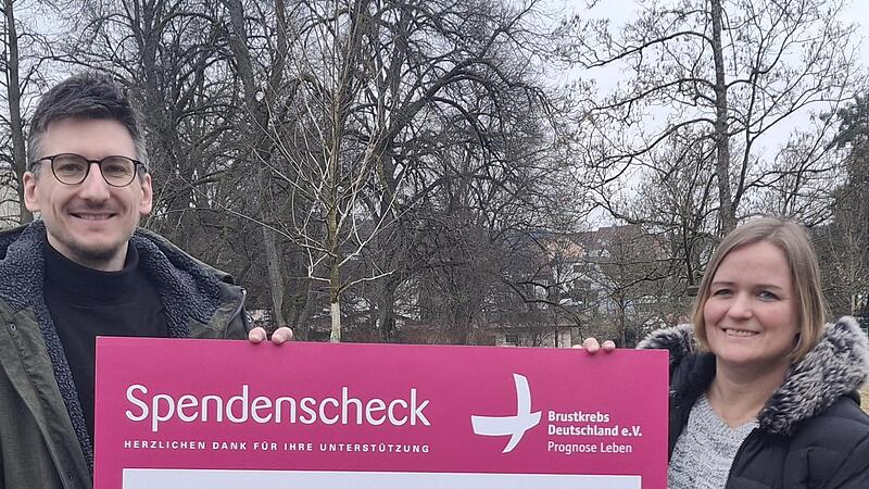 Bei der Spendenübergabe: Bad Brückenaus Bürgermeister Jan Marberg und Doreen Manß von der Tourist Information.