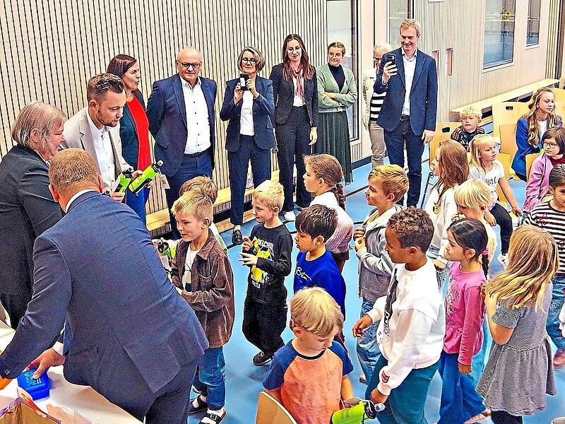 Die &Uuml;bergabe der Trinkflaschen und Brotzeitdosen an die Erstkl&auml;ssler.Heike Sch&uuml;lein