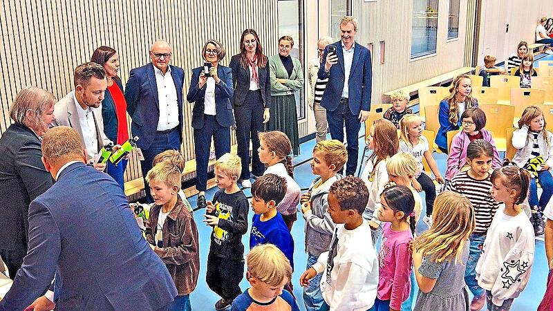 Die &Uuml;bergabe der Trinkflaschen und Brotzeitdosen an die Erstkl&auml;ssler.Heike Sch&uuml;lein