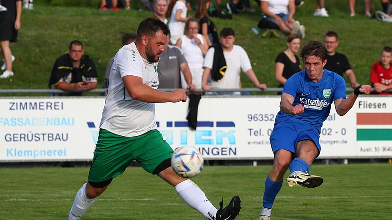 Dieses Spiel gegen den FC Stockheim hatte der TSV Neukenroth in der Hand. In dieser Szene versucht Lucas Bauer einen Torschuss gegen J&uuml;rgen Hanke (Stockheim, wei&szlig;). Gegen den FC Oberhaid am Sonntag, 16.30 Uhr, d&uuml;rfte es schwieriger werden, sch&auml;tzt...