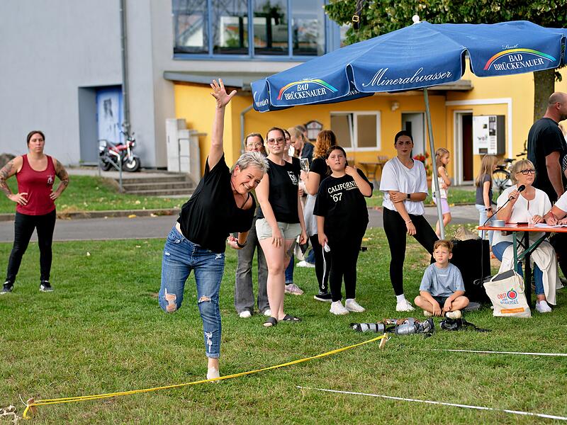 Handtaschenweitwurf zur Kerwa in Gundelsheim
