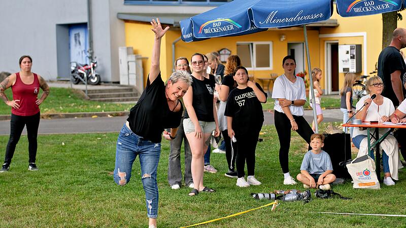 Handtaschenweitwurf zur Kerwa in Gundelsheim Handtaschenweitwurf zur Kerwa in Gundelsheim