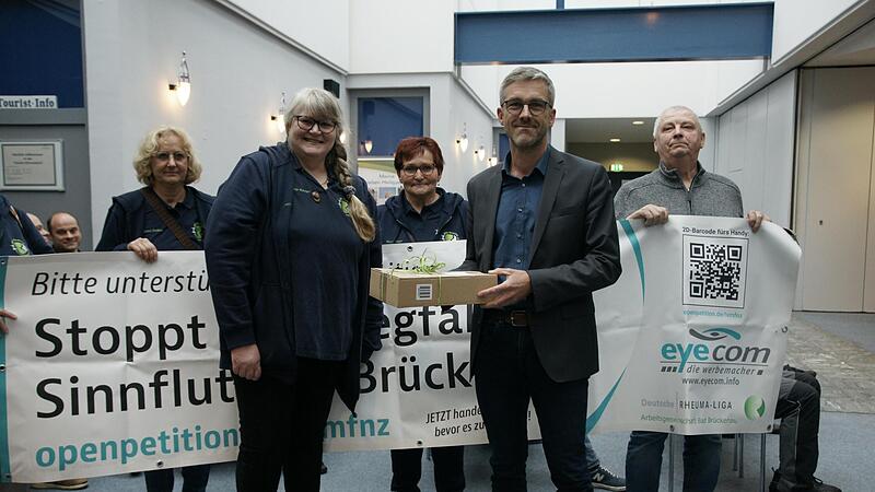 Dagmar K&uuml;hnen &uuml;bergab &ndash; mit Mitgliedern der Rheuma-Liga im R&uuml;cken &ndash; die Petition an B&uuml;rgermeister Vogel.