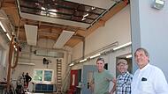 Stadtbaumeister Detlef Mohr (von rechts), Ortssprecher Michael Schneider und Architekt Thomas Ruser begutachten die Fahrzeughalle des neuen Feuerwehrhauses in Obererthal.