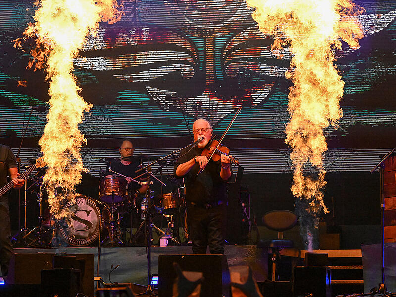 Die fünfköpfige Band Santiano hat mit ihrem Mix aus Schlager sowie Seemanns- und Volksliedern die zahlreichen Fans im Luitpoldpark beglückt.