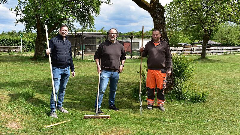 B&uuml;rgermeister Ralf Kunzmann, Einrichtungsleiter Alexander H&uuml;bner und Stefan Meier, stellvertretender Bauhofleiter, freuen sich, dass die Zusammenarbeit auf den &ouml;ffentlichen Fl&auml;chen so gut klappt zwischen der Stadt und Haus Martinsruh.Forchheim & Fr&auml;nkische Schweiz