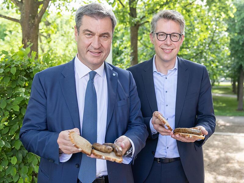 Ministerpr&auml;sident S&ouml;der und Minister Markus Blume mit fr&auml;nkischen Bratw&uuml;rsten. Das Problem der Posts #s&ouml;derisst war nicht der ungew&ouml;hnliche Angang, sondern, dass sich die Botschaft in der Bratwurst ersch&ouml;pfte .
