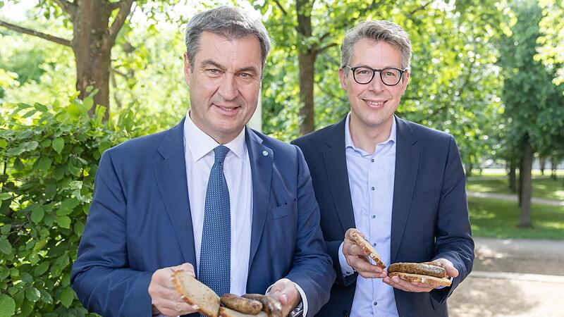 Ministerpräsident Söder und Minister Markus Blume mit fränkischen Bratwürsten. Das Problem der Posts #söderisst war nicht der ungewöhnliche Angang, sondern, dass sich die Botschaft in der Bratwurst erschöpfte . Ministerpräsident Söder und Minister Markus Blume mit fränkischen Bratwürsten. Das Problem der Posts #söderisst war nicht der ungewöhnliche Angang, sondern, dass sich die Botschaft in der Bratwurst erschöpfte .