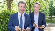 Ministerpr&auml;sident S&ouml;der und Minister Markus Blume mit fr&auml;nkischen Bratw&uuml;rsten. Das Problem der Posts #s&ouml;derisst war nicht der ungew&ouml;hnliche Angang, sondern, dass sich die Botschaft in der Bratwurst ersch&ouml;pfte .