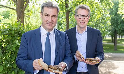 Ministerpr&auml;sident S&ouml;der und Minister Markus Blume mit fr&auml;nkischen Bratw&uuml;rsten. Das Problem der Posts #s&ouml;derisst war nicht der ungew&ouml;hnliche Angang, sondern, dass sich die Botschaft in der Bratwurst ersch&ouml;pfte .