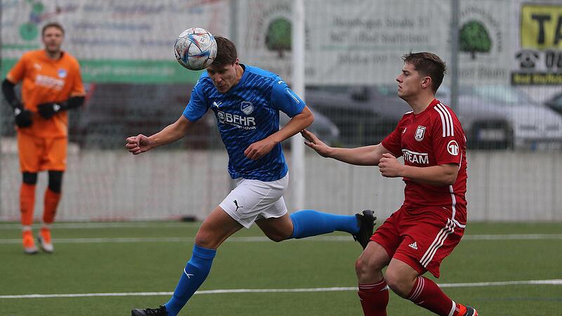 Der Rattelsdorfer Manuel Müller (links) klärt per Kopf vor dem Staffelsteiner Nils Schlosser. Der Rattelsdorfer Manuel Müller (links) klärt per Kopf vor dem Staffelsteiner Nils Schlosser.