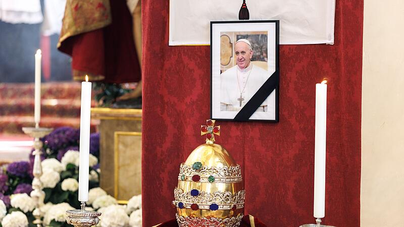 Papstkrone wird in Münchner Kirche entfernt