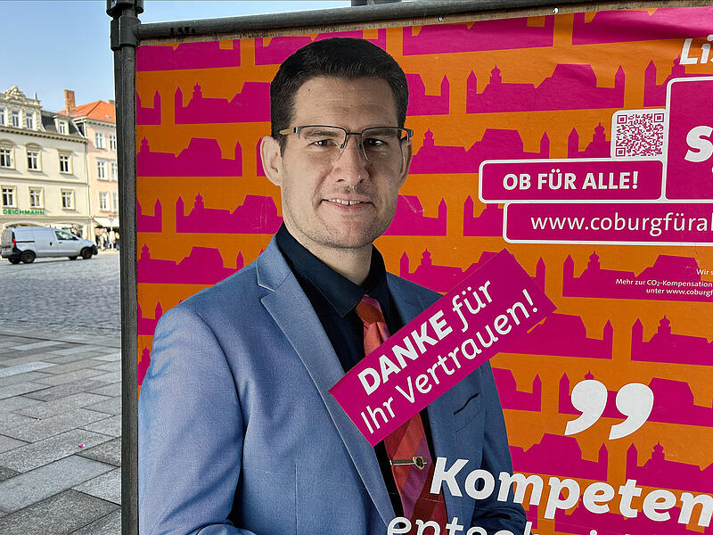 Die &bdquo;Danke&ldquo;-Aufkleber sind bereits geklebt: Dominik Sauerteig wurde gleich im ersten Wahlgang als Oberb&uuml;rgermeister der Stadt Coburg im Amt best&auml;tigt. Eine Stichwahl, mit der viele gerechnet hatten und auf die sich die Verwaltung auch bereits vorbereiten musste, ist nicht erforderlich.
