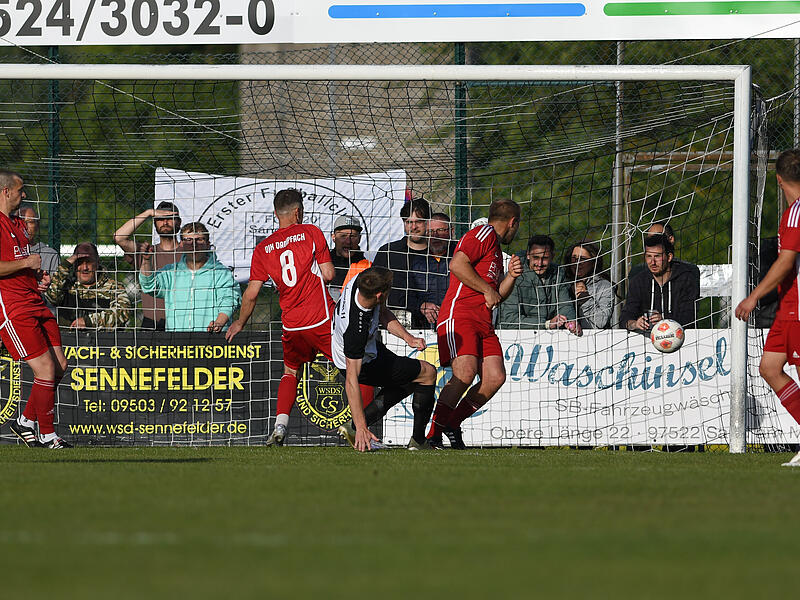 Wegen Handspiels eines Dampfachers wurde dieser Treffer von Lorenz Schäder (Mitte) nicht anerkannt. Der Sander verwandelte aber den folgenden Elfmeter zum 1:0 Wegen Handspiels eines Dampfachers wurde dieser Treffer von Lorenz Schäder (Mitte) nicht anerkannt. Der Sander verwandelte aber den folgenden Elfmeter zum 1:0