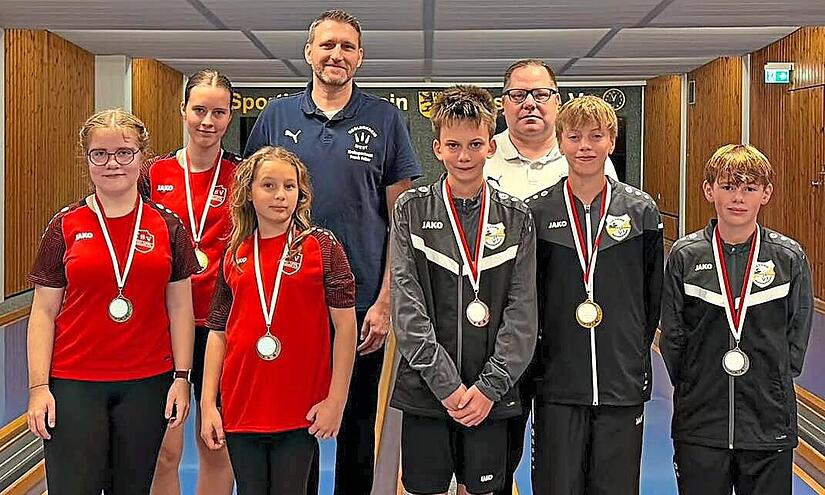 Die Teilnehmer der Altersklasse U14 mit der erfolgreichen männlichen Riege des TSV Gestungshausen (schwarze Trainingsanzüge) und den Lahmer Mädels, die den Sieger unter sich ausmachten. Andreas Kleiber Die Teilnehmer der Altersklasse U14 mit der erfolgreichen männlichen Riege des TSV Gestungshausen (schwarze Trainingsanzüge) und den Lahmer Mädels, die den Sieger unter sich ausmachten. Andreas Kleiber