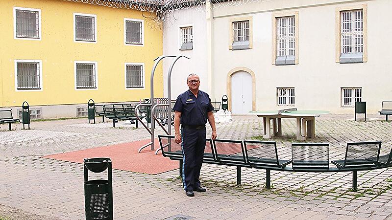 Es vermittelt eine Ahnung von dem, was Gefangensein bedeutet: Andreas M&ouml;lter steht im Innenhof der JVA Bamberg, wo Gefangene t&auml;glich eine Stunde ihre Runden drehen und  sich dort aufhalten k&ouml;nnen.