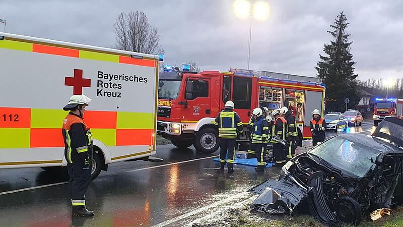 Die Unfallverursacherin aus Bayreuth wurde in ihrem Wagen eingeklemmt und musste von der Feuerwehr über die Beifahrerseite befreit werden.