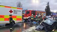 Die Unfallverursacherin aus Bayreuth wurde in ihrem Wagen eingeklemmt und musste von der Feuerwehr über die Beifahrerseite befreit werden.