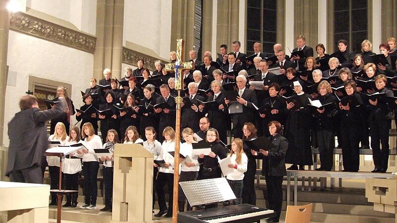 Bei der Europ&auml;ischen Weihnacht geben  verschiedene Chorgruppen ihr breitgef&auml;chertes Repertoire an Liedern zum Besten.