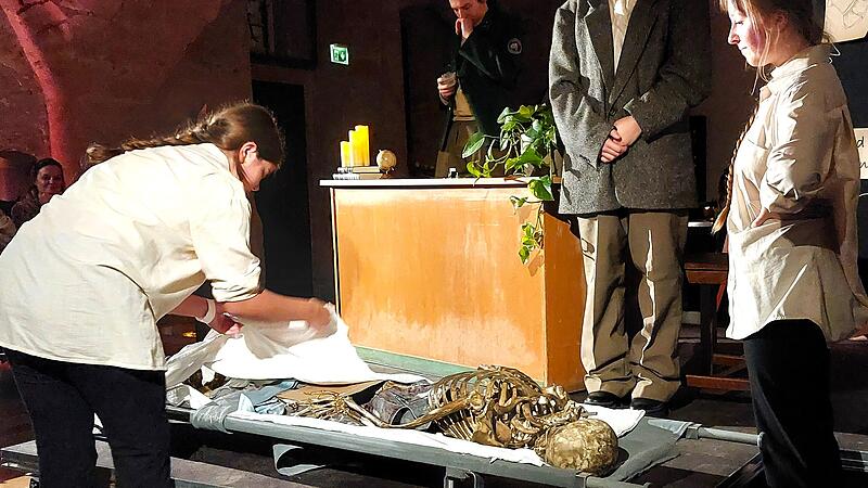 Für ihre "mystische Mordmahlzeit" wurden die Schüler des P-Seminars am FWG nun ausgezeichnet