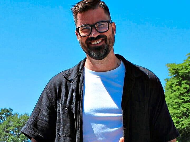 DTM-Kommentator Tobias Schimon im Fahrerlager des Norisrings &ndash; dort, wo alles f&uuml;r ihn angefangen hat. Tobias Ebner