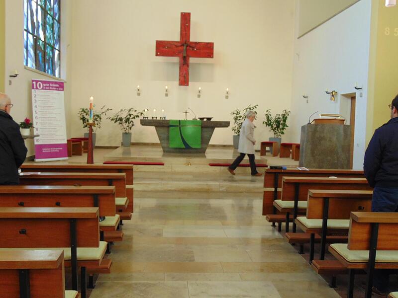 Die katholische Kirche St. Michael in Gräfenberg ist profaniert. Trotzdem können die Gläubigen am Sonntag nochmal Kirchweih feiern. Denn die sakralen Gegenstände werden in die Weißenoher Werktagkirche überführt. Doch diese und die St. Bonifatiuskirche müssen ebenfalls saniert werden.Forchheim & Fränkische Schweiz Die katholische Kirche St. Michael in Gräfenberg ist profaniert. Trotzdem können die Gläubigen am Sonntag nochmal Kirchweih feiern. Denn die sakralen Gegenstände werden in die Weißenoher Werktagkirche überführt. Doch diese und die St. Bonifatiuskirche müssen ebenfalls saniert werden.