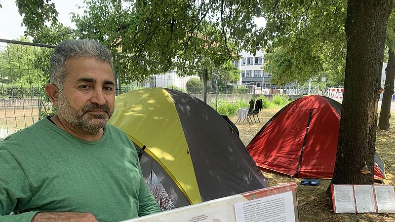 Protest-Camp in Coburg: Der aus dem Iran geflüchtete Mohammad Rezabaki lebt seit vier Jahren in Deutschland – und seit eineinhalb Wochen in einem Zelt vor dem Landratsamt. Protest-Camp in Coburg: Der aus dem Iran geflüchtete Mohammad Rezabaki lebt seit vier Jahren in Deutschland – und seit eineinhalb Wochen in einem Zelt vor dem Landratsamt.