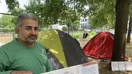 Protest-Camp in Coburg: Der aus dem Iran gefl&uuml;chtete Mohammad Rezabaki lebt seit vier Jahren in Deutschland &ndash; und seit eineinhalb Wochen in einem Zelt vor dem Landratsamt.