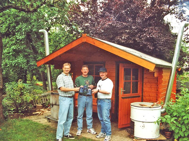 Der Kessel dampft beim Brautag 2002. J&uuml;rgen Matern, Thomas Schramm und Fritz Zirnsack (v.l.) prosten sich zu.