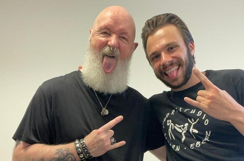 Judas Priest-Star Rob Halford (links) schw&ouml;rt auf die heilenden H&auml;nde des Eberner Therapeuten Vincent Schorn.