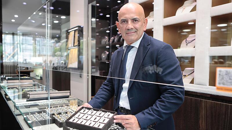 Schmuck  nimmt  Shadi  Banki besonders gerne als Pfand entgegen.