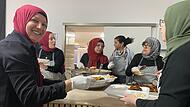Zum Fastenbrechen nach Sonnenuntergang, Iftar genannt, erscheinen zahlreiche Gäste. Dafür muss einiges vorbereitet werden.
