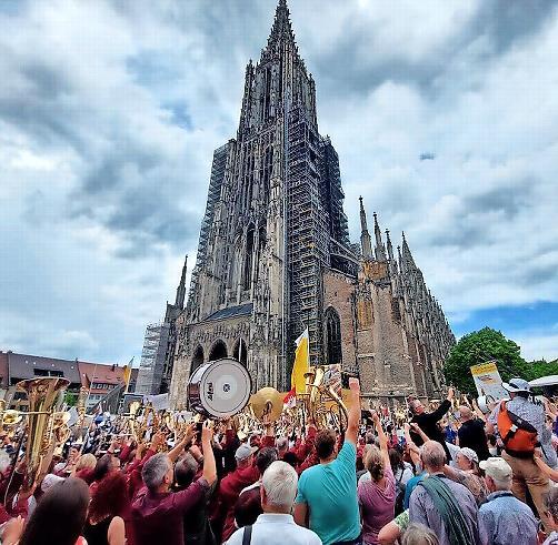 6000 Blasmusiker aus ganz Deutschland boten ein spektakuläres Gemeinschaftskonzert vor dem Ulmer Münster. 6000 Blasmusiker aus ganz Deutschland boten ein spektakuläres Gemeinschaftskonzert vor dem Ulmer Münster.
