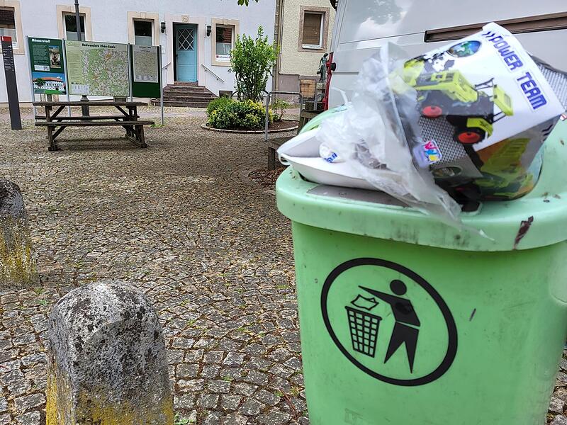 Im Zuge der Verschönerung sollen an Anger und Marktplatz grünen Abfallkörbe ersetzt werden. Im Zuge der Verschönerung sollen an Anger und Marktplatz grünen Abfallkörbe ersetzt werden.