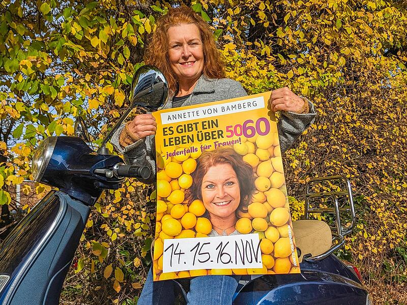 Herbstliches Laub-Gelb und plakatives Zitronen-Gelb: Annette von Bamberg in großer Vorfreude auf die Dreifach-Premiere ihres vierten Soloprogramms im Nana Theater.