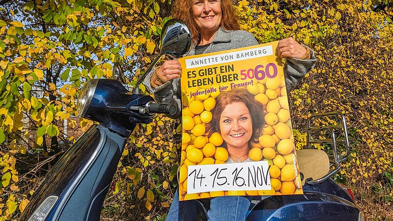 Herbstliches Laub-Gelb und plakatives Zitronen-Gelb: Annette von Bamberg in gro&szlig;er Vorfreude auf die Dreifach-Premiere ihres vierten Soloprogramms im Nana Theater.