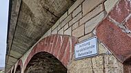 An der großen Saaleflutbrücke bei Großenbrach wird vor herabfallenden Betonteilen gewarnt.