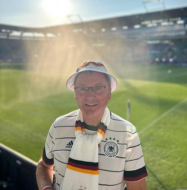 Franke, Fanbotschafter und im Frauenfu&szlig;ball-Fieber: Der Burker Edi Kainer.