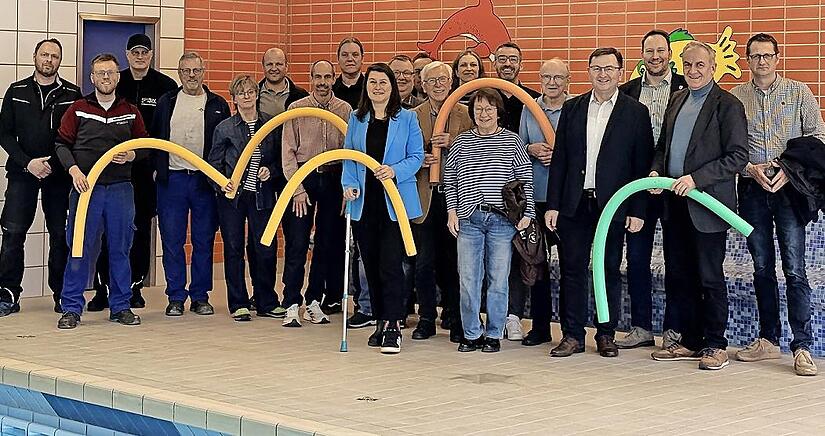 Die Mitglieder der Schulverbandsversammlung sowie Beteiligte der Sanierung des Hallenbads feiern die Er&ouml;ffnung.