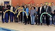 Die Mitglieder der Schulverbandsversammlung sowie Beteiligte der Sanierung des Hallenbads feiern die Er&ouml;ffnung.