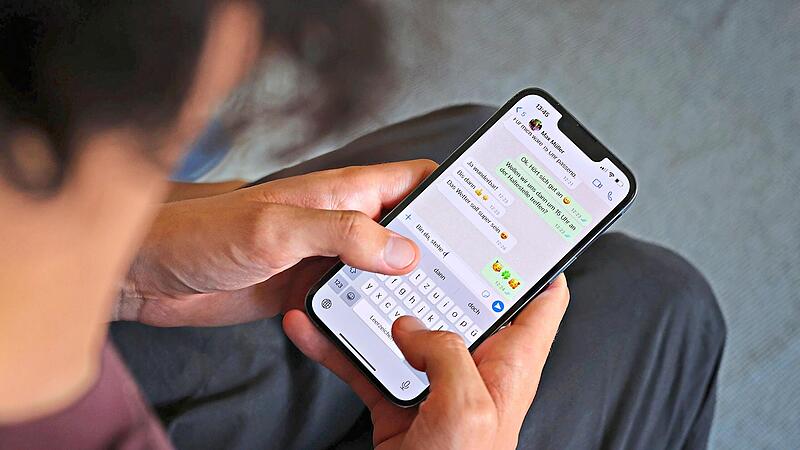 Ein junger Mann tippt eine WhatsApp Nachricht. Karl-Josef Hildenbrand/dpa Ein junger Mann tippt eine WhatsApp Nachricht. Karl-Josef Hildenbrand/dpa