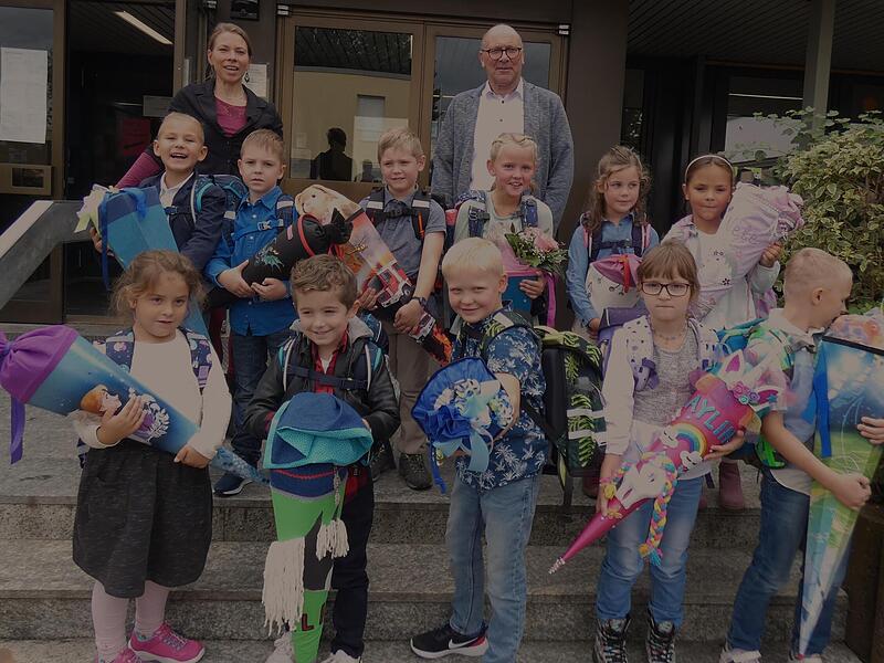 Die Klasse 1c der Grundschule Neuenmarkt-Wirsberg mit Klasslehrerin Sonja Frederking-Gadow und Rektor Mathias Liebig2022 Schulanfang