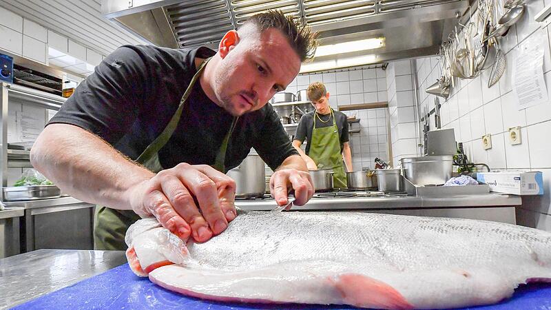 Frischen Fisch verarbeitet Fabio Galizia in seinem Restaurant Vita in der Oberen Sandstraße in Bamberg. Frischen Fisch verarbeitet Fabio Galizia in seinem Restaurant Vita in der Oberen Sandstraße in Bamberg.