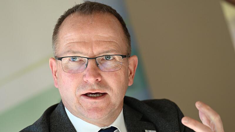 Hält auch in den kommenden fünf Jahren als BLSV-Präsident die Fäden in der Hand: der Nürnberger Jörg Ammon. Hält auch in den kommenden fünf Jahren als BLSV-Präsident die Fäden in der Hand: der Nürnberger Jörg Ammon.