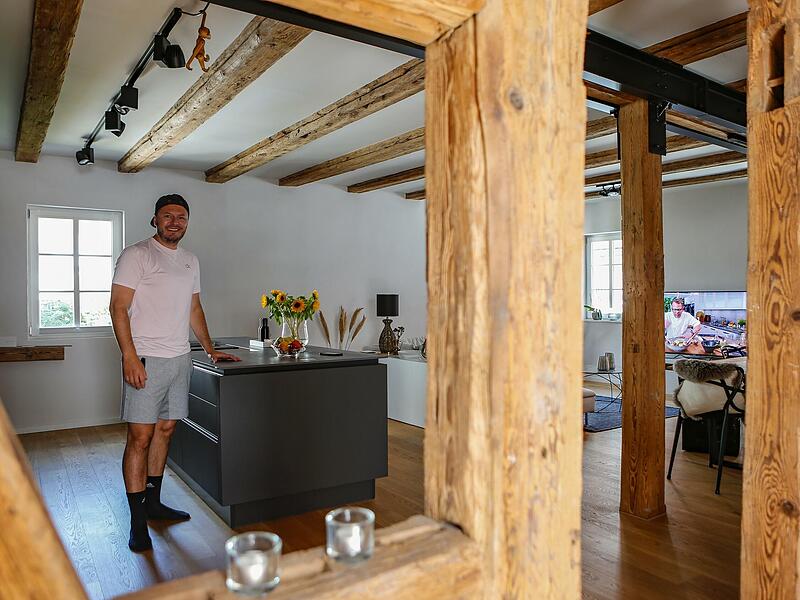 Moderner Chic im Fachwerk-Flair: Florian Eichinger und seine Verlobte Yvonne Pechtold  wohnen jetzt im ersten Stock des  komplett sanierten Altbaus von 1712.Forchheim & Fränkische Schweiz