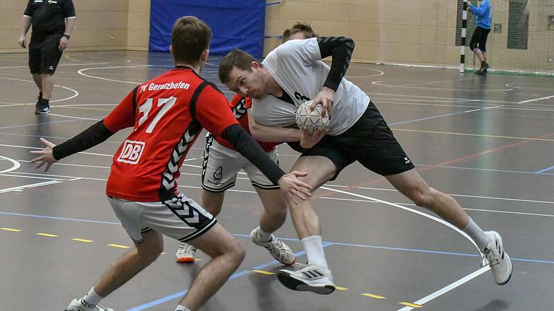 Andreas Petsch (in weiß) von der MSG Nüdlingen/Münnerstadt musste sich ebenso wie seine Teamkollegen mächtig ins Zeug legen beim 31:27-Heimerfolg gegen den TV Gerolzhofen. Andreas Petsch (in weiß) von der MSG Nüdlingen/Münnerstadt musste sich ebenso wie seine Teamkollegen mächtig ins Zeug legen beim 31:27-Heimerfolg gegen den TV Gerolzhofen.