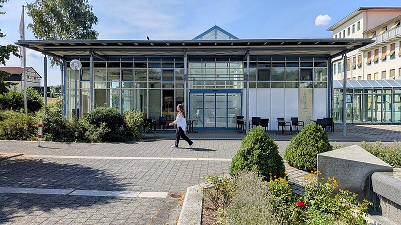 Das Jura Caf&eacute; beim Klinikum in Sche&szlig;litz steht seit Ende 2024 leer.